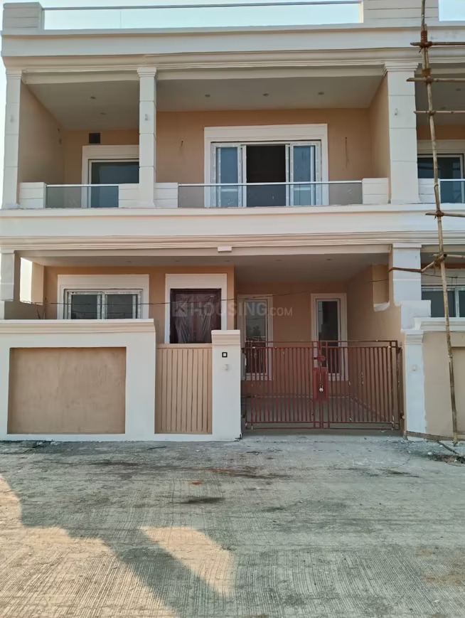 Choosing the Right Necklace for Your Outfit